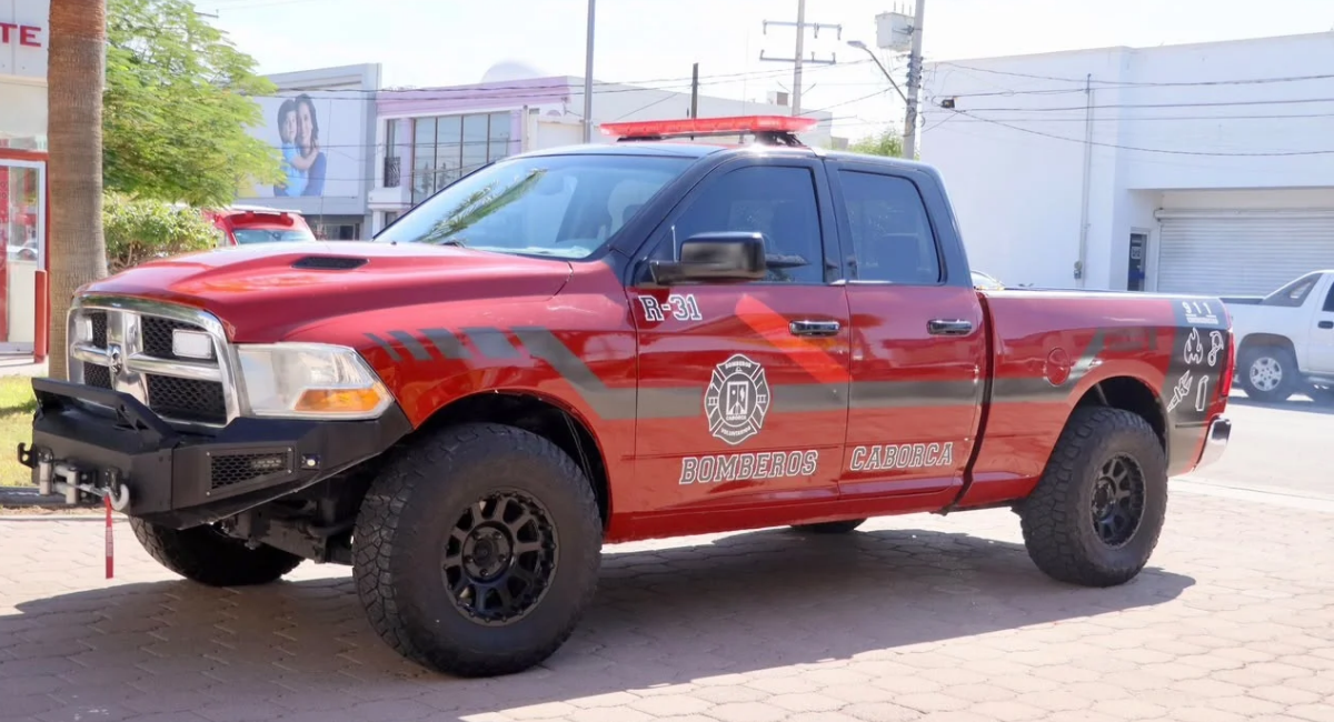 'El Cubano' entrega vehículos, maquinaria y equipamiento a cuerpos de seguridad y rescate en Caborca