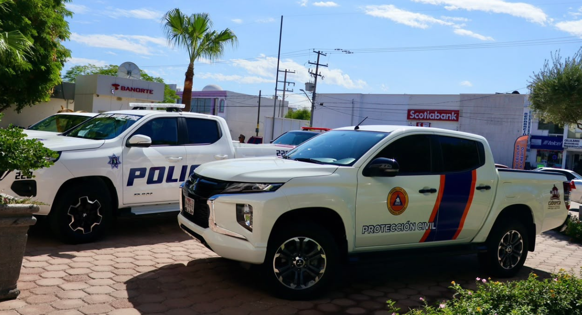 'El Cubano' entrega vehículos, maquinaria y equipamiento a cuerpos de seguridad y rescate en Caborca
