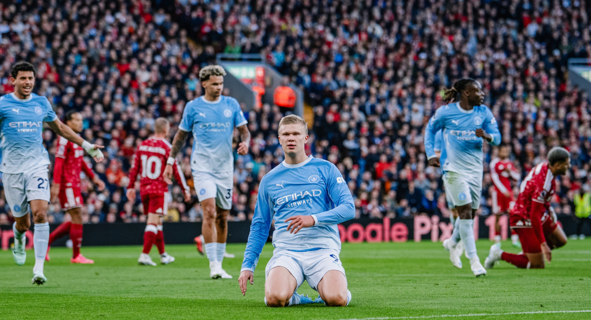El Manchester City goleó al Liverpool para extender su invicto y asegurar la primera posición de la tabla en la Premier League