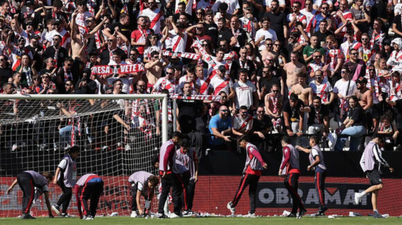 Rayo Vallecano recibe castigo por los objetos lanzados ante el Athletic: multa y cierre parcial de Vallecas