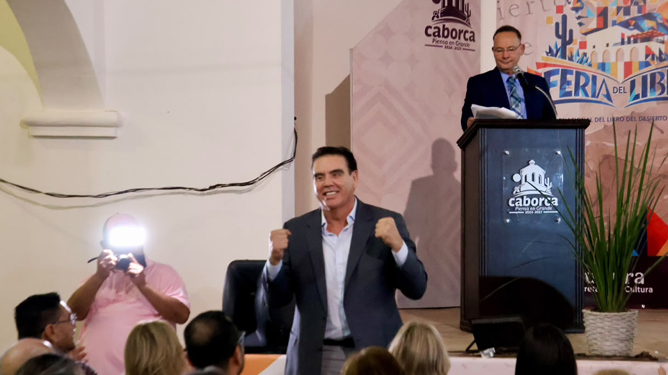 El alcalde Abraham Mier durante la inauguración de la feria del libro