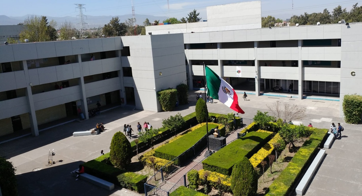 Encapuchados ingresan a la Prepa 1 de la UNAM y amagan con tomar el plantel; reportan un lesionado