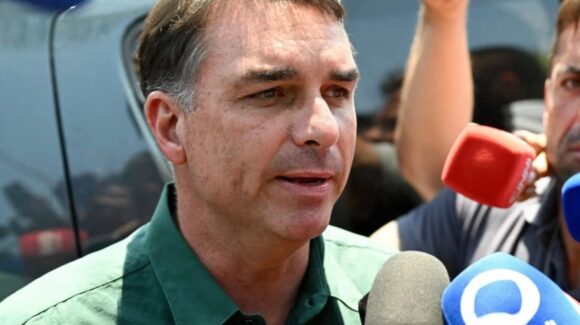 Entorno de Flávio Bolsonaro atribuye a la IA carta que lo proclamaba presidente de Brasil