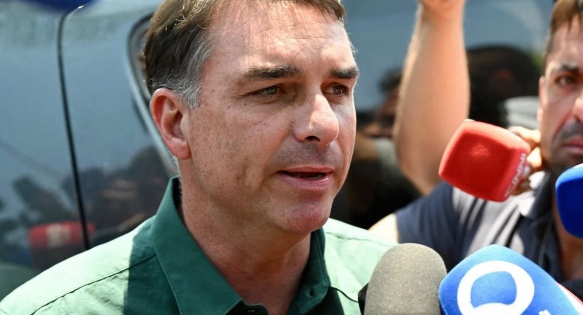 Entorno de Flávio Bolsonaro atribuye a la IA carta que lo proclamaba presidente de Brasil