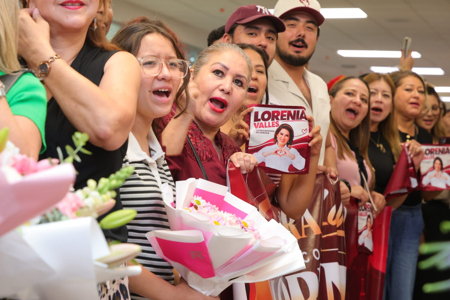 Entre mariachi y porras, reciben a Lorenia Valles en Hermosillo