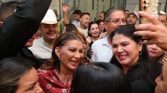 Entre mariachi y porras, reciben a Lorenia Valles en Hermosillo