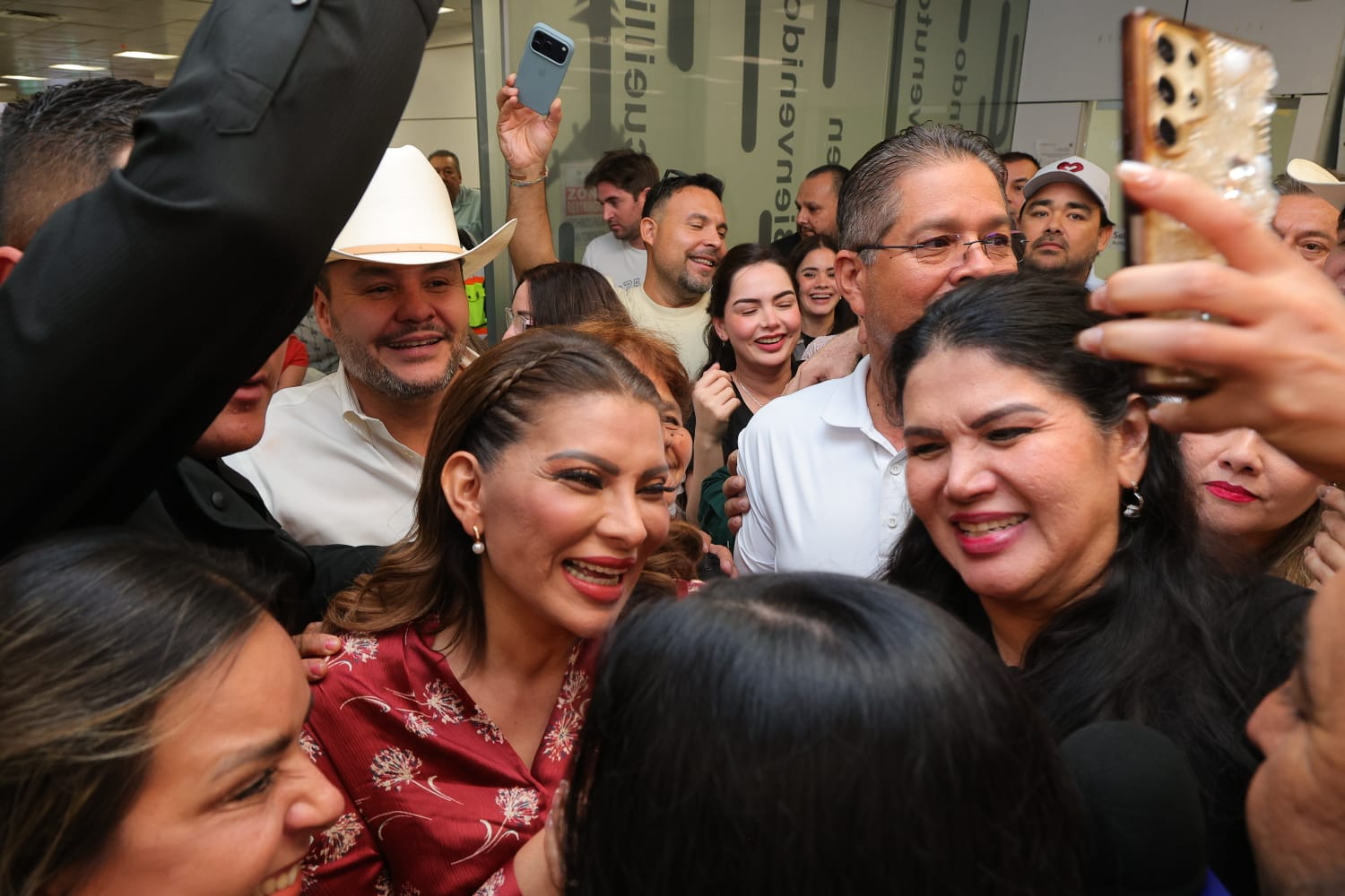Entre mariachi y porras, reciben a Lorenia Valles en Hermosillo