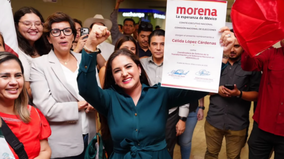 Entre muestras de apoyo, reciben a Célida López en el aeropuerto de Hermosillo