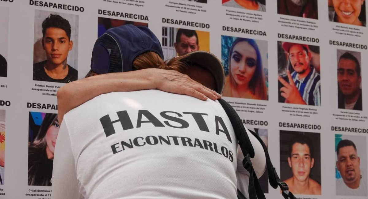 Episcopado entrega al Papa León XIV un libro con fotos de 132 mil desaparecidos en México