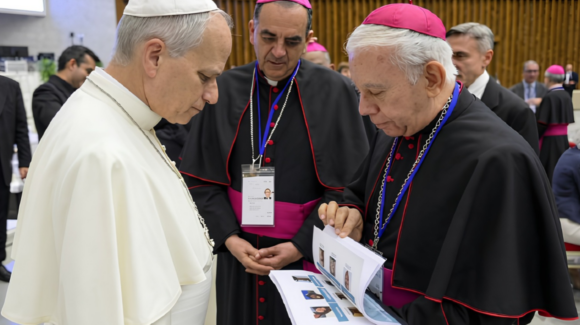 Episcopado entrega al Papa León XIV un libro con fotos de 132 mil desaparecidos en México