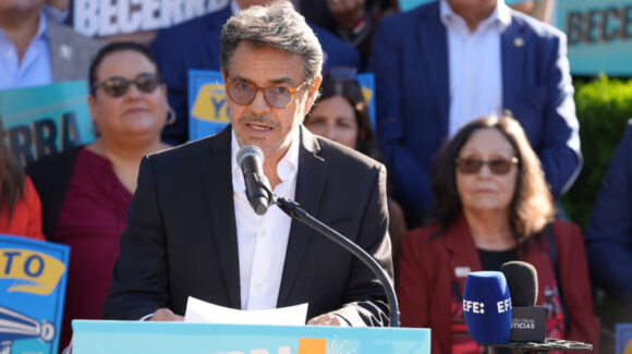 Eugenio Derbez denuncia intimidación de Trump a latinos en EU rumbo a elecciones; respalda a Xavier Becerra