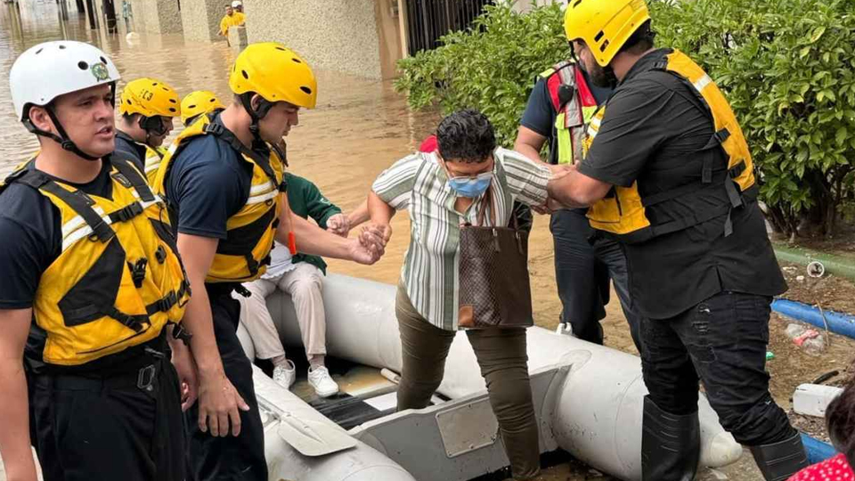 Evacúan a 356 personas de clínica del IMSS en San José del Cabo por inundación; suspenden servicio