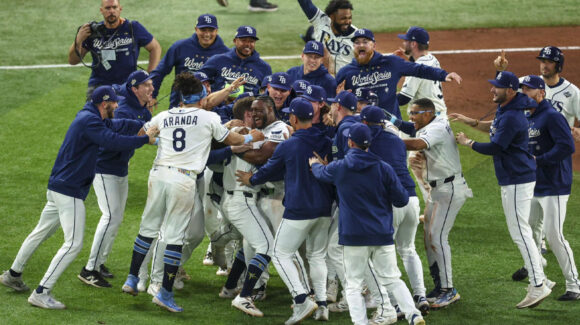 Remontada de locura; Rays dejan en el terreno a los Brewers y habrá J5 en la Serie Mundial