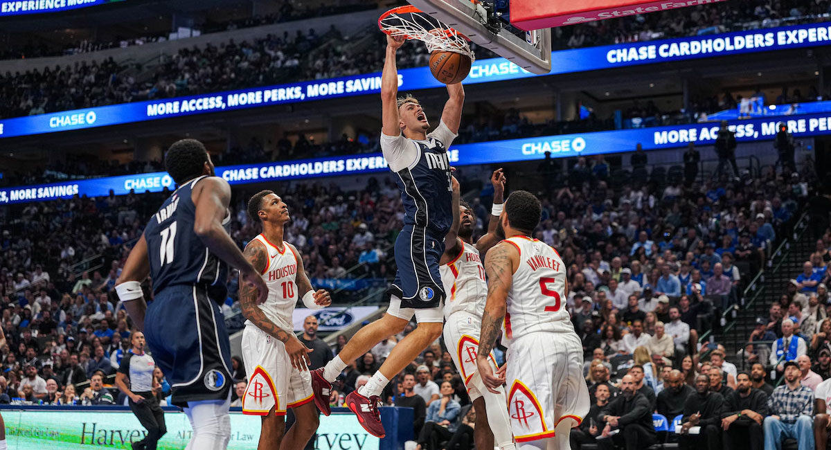 Flagg clava el balón ante la defensiva de los Rockets