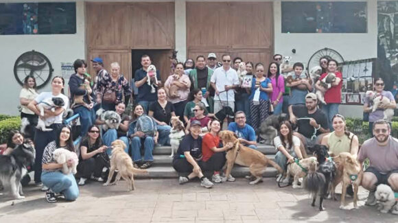 Seres de cuatro patitas reciben una bendición especial por el Día de San Francisco de Asís