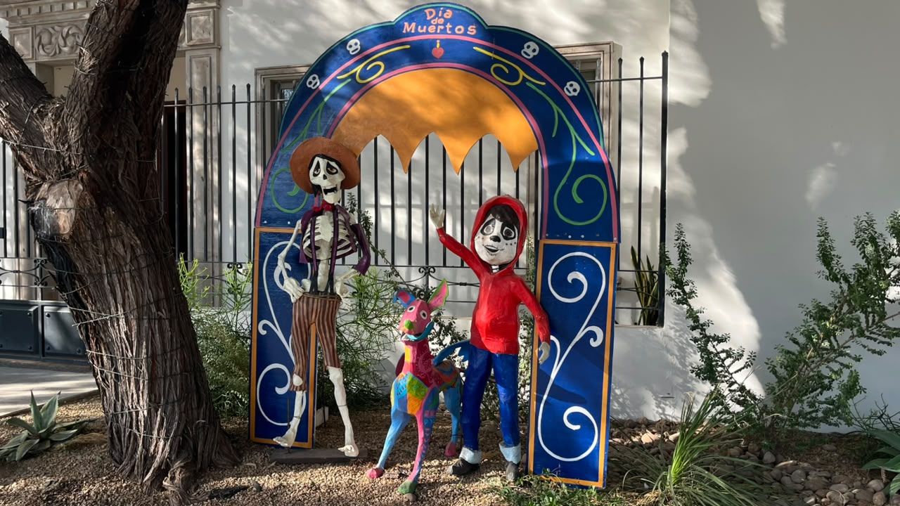 Figuras de calacas y alebrijes atraen en Día de Muertos en Ciudad Obregón