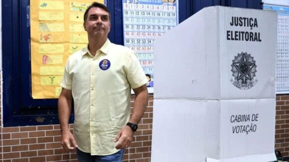 Flávio Bolsonaro se declara ‘líder de Brasil’ tras salir del país rumbo a Estados Unidos
