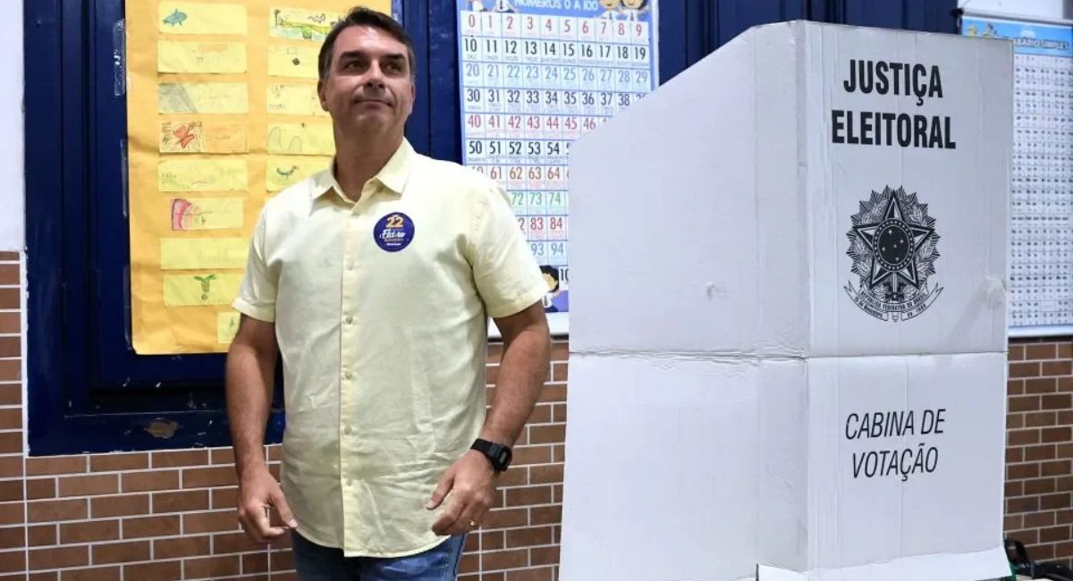 Flávio Bolsonaro se declara 'líder de Brasil' tras salir del país rumbo a Estados Unidos
