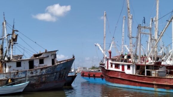Flota camaronera de Guaymas sale diezmada; solo 60 barcos inician temporada
