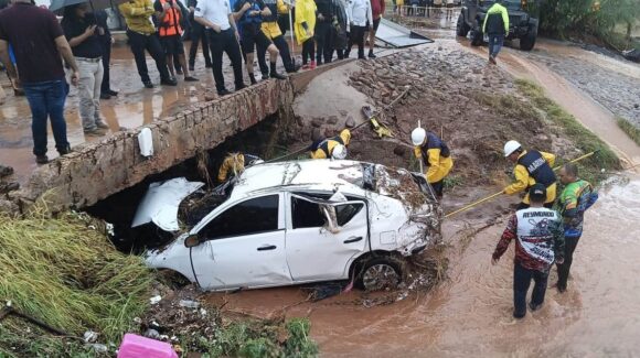 Fuertes lluvias en Guaymas y Empalme dejan un muerto y graves daños