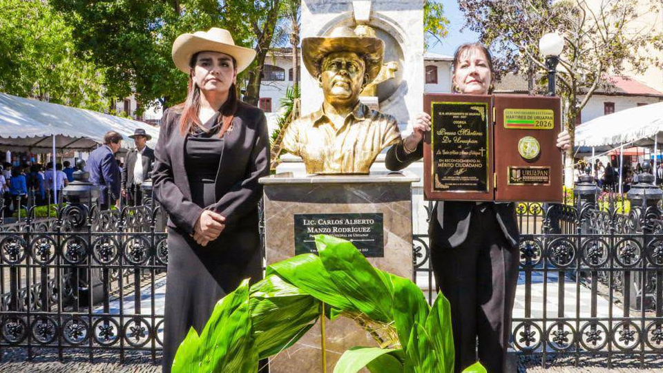 Grecia Quiroz devela busto de Carlos Manzo en Uruapan y exige justicia a casi 1 año del asesinato
