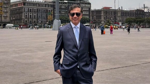 Gustavo Petro destaca y elogia el nuevo libro de AMLO titulado ‘Pueblo’ durante su visita a México
