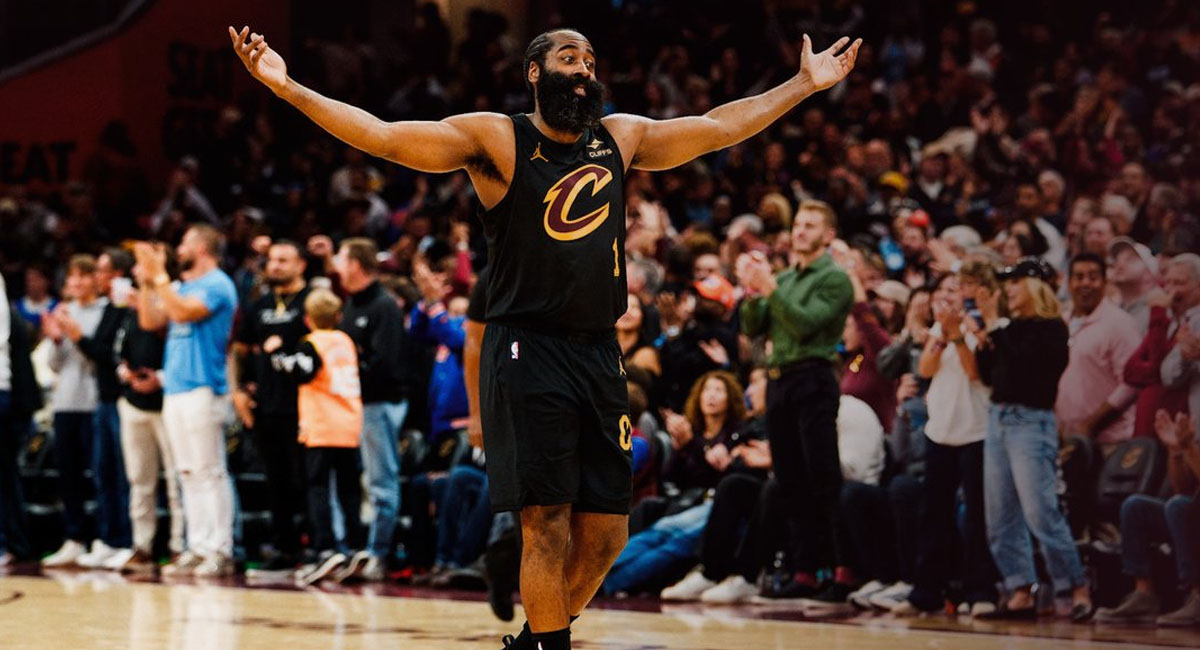 Harden festeja después de encestar par de puntos