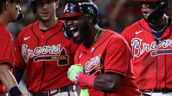 Misión cumplida; los Braves explotan a la ofensiva para vencer a Phillies y avanzan a la NLDS