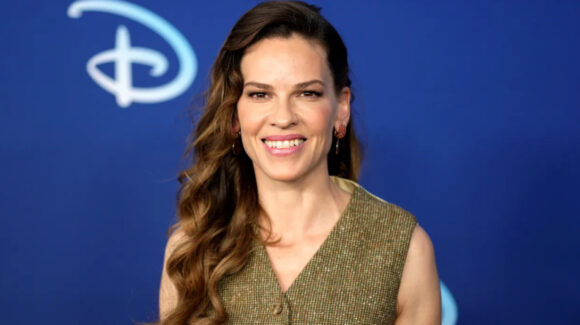 Hilary Swank anuncia su embarazo a los 52 años y sorprende al revelar que espera a su tercer hijo