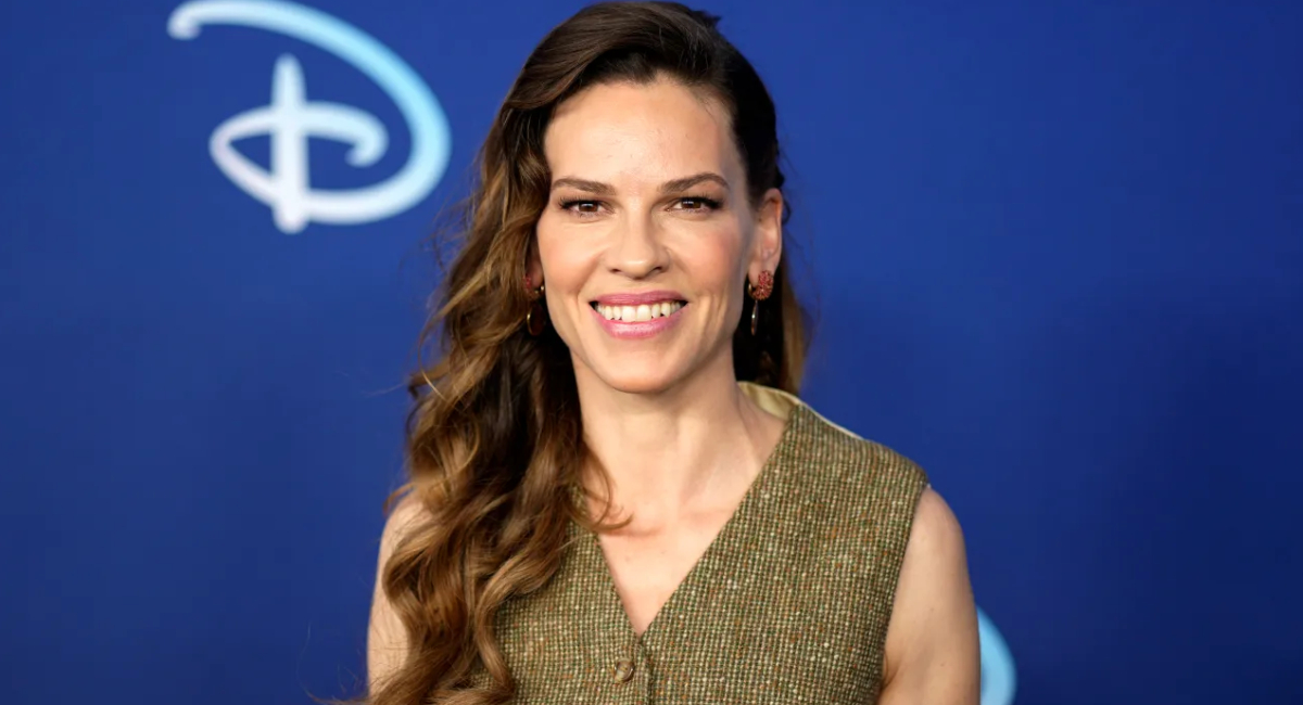 Hilary Swank, estrella de Karate Kid, confirma su segundo embarazo a los 52 años de edad