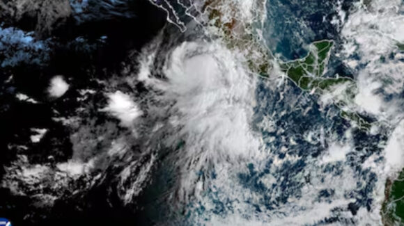 Huracán Rachel baja a categoría 1, pero mantiene lluvias, fuertes vientos y oleaje en el Pacífico mexicano