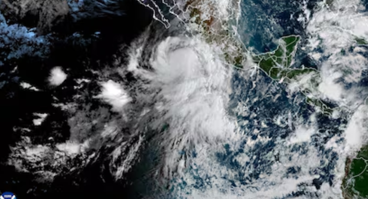 Huracán Rachel baja a categoría 1, pero mantiene lluvias, fuertes vientos y oleaje en el Pacífico mexicano