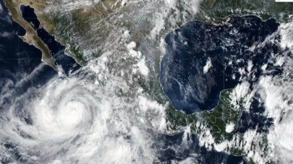 Huracán Rachel se intensifica a categoría 2 y amenaza al Pacífico mexicano con lluvias y oleaje elevado