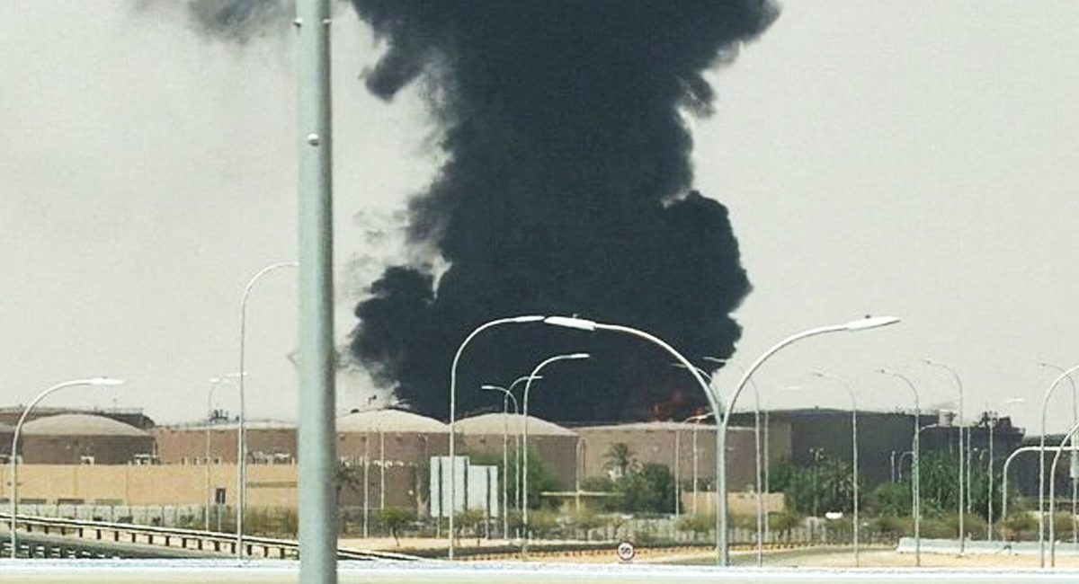 Hutíes atacan de nuevo aeropuerto de Riad y advierten a aerolíneas evitar el espacio aéreo saudí