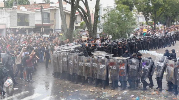 Identifican a 17 policías por uso indebido de la fuerza en protesta por agua limpia en Jalisco