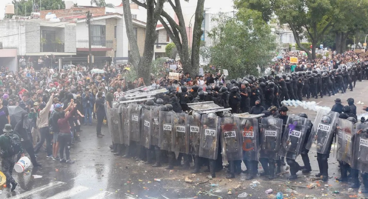 Identifican a 17 policías por uso indebido de la fuerza en protesta por agua limpia en Jalisco