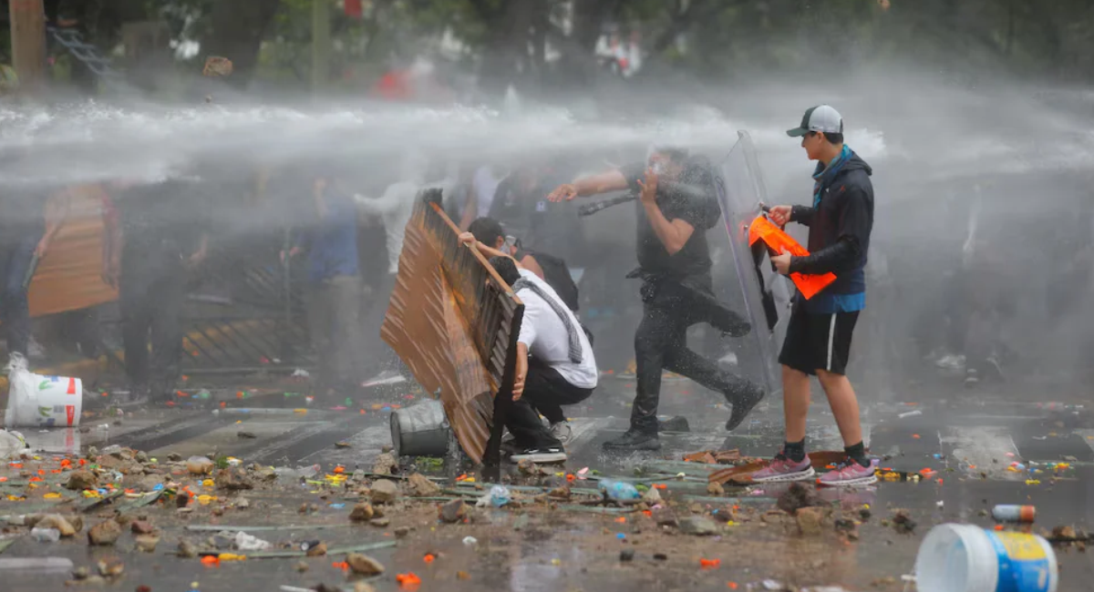 Identifican a 17 policías por uso indebido de la fuerza en protesta por agua limpia en Jalisco