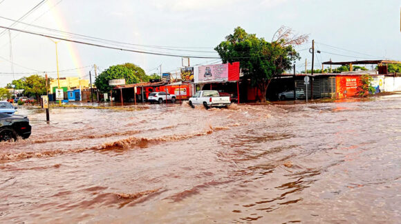 Intensa lluvia deja 18 reportes y provoca afectaciones en calles y comercios de Cajeme