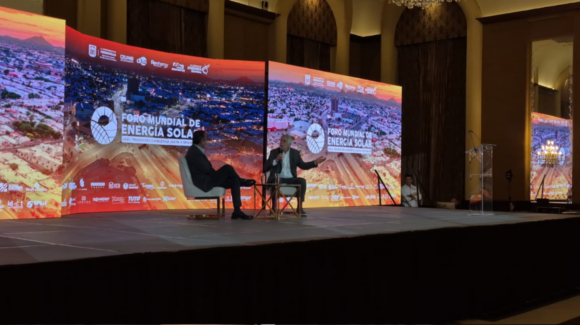 Intercambian ideas de movilidad alcalde de Hermosillo y exalcalde de Bogotá en el Foro de Energía Solar