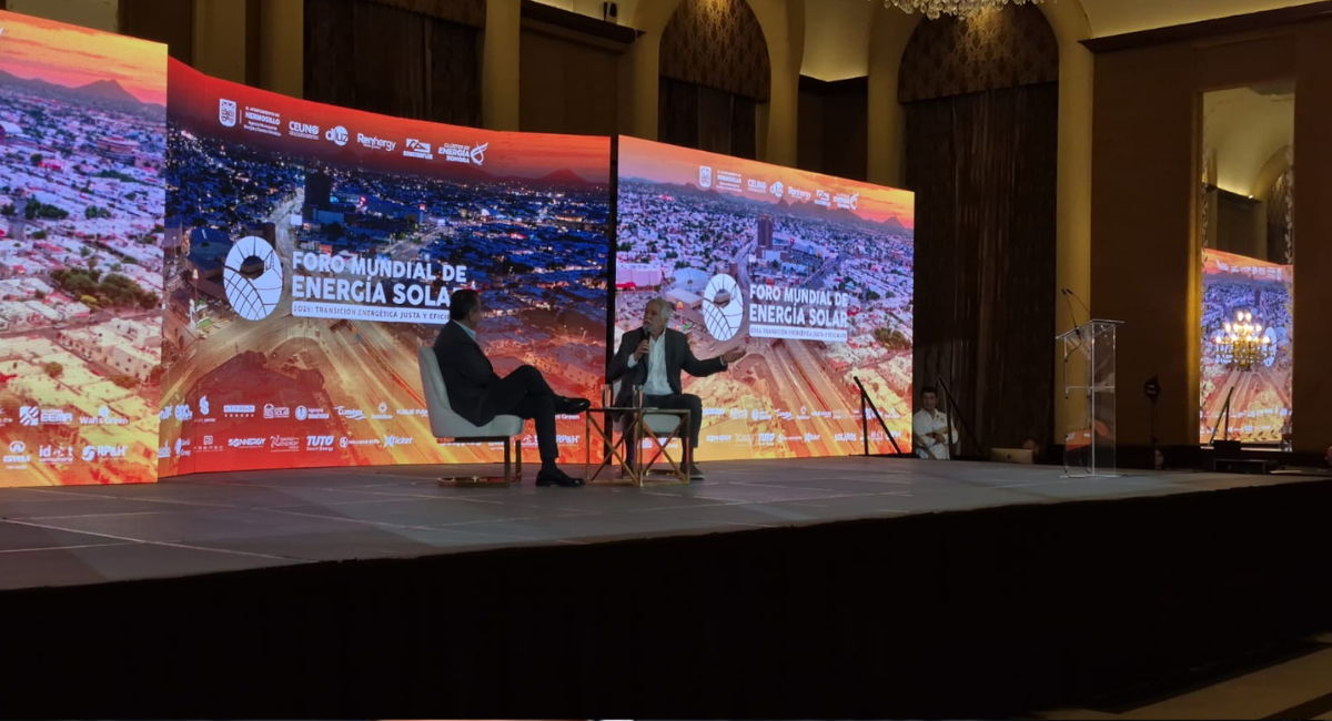 Intercambian ideas de movilidad alcalde de Hermosillo y ex alcalde de Bogotá en el Foro de Energía Solar