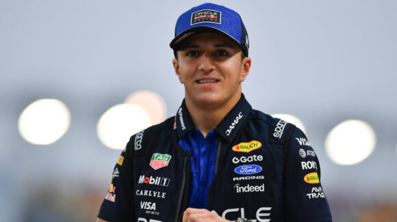 FIA advierte formalmente a Isack Hadjar por empujar a un fan en el paddock del GP de México