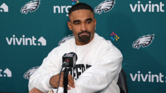 Jalen Hurts arremete contra cuerpo técnico de Eagles tras derrota ante Jaguars; Sirianni acepta su error