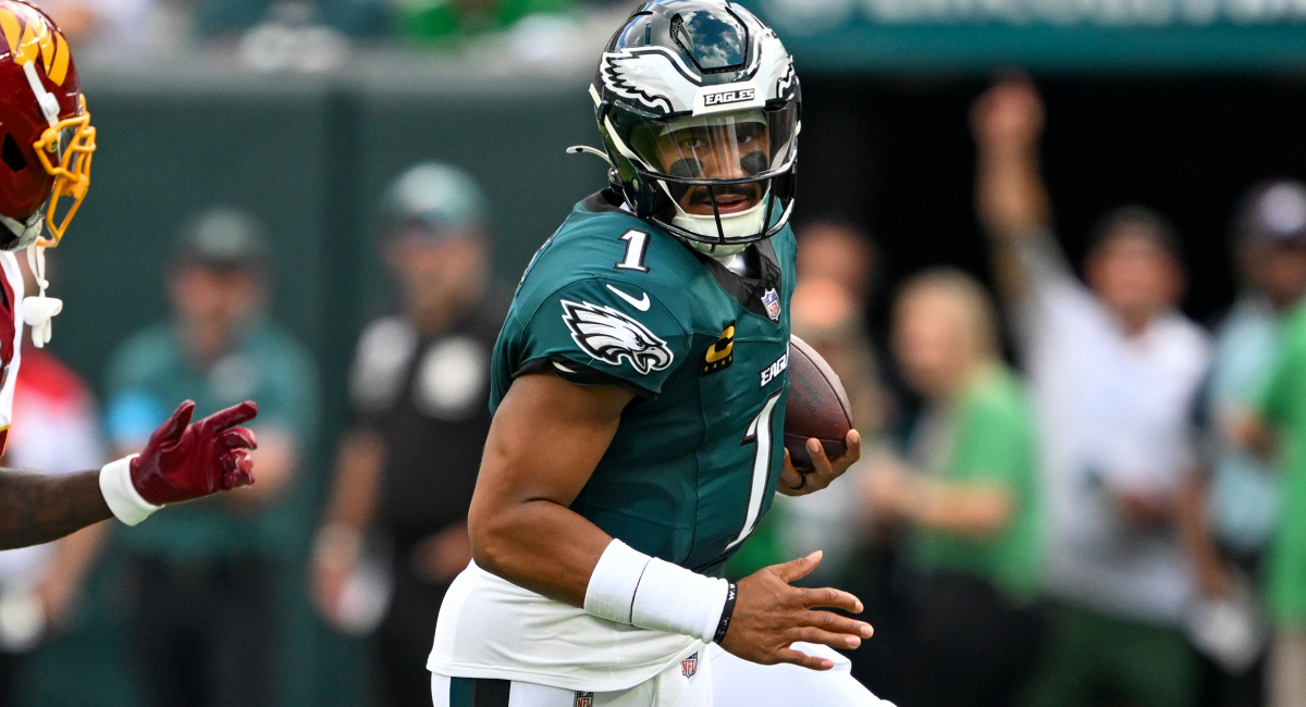 Jalen Hurts fue inhabilitado de manera indefinida por los Eagles tras detectarle un coágulo superficial en la rodilla izquierda