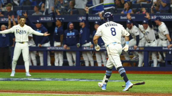 Jonathan Aranda se estrena en postemporada; el mexicano conecta su primer cuadrangular en playoffs de la MLB