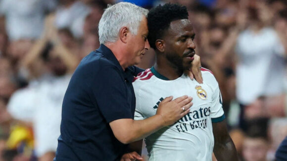 José Mourinho defiende a Vinícius Jr. y plantea su salida del Real Madrid: “A un país donde lo respeten”