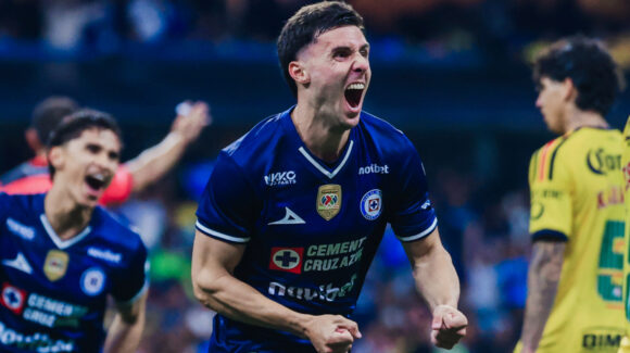 José Paradela está en duda para el Cruz Azul vs Pumas tras ser diagnosticado con una sobrecarga muscular