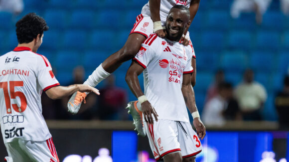 Julián Quiñones firma gol a lo ‘Panenka’ en goleada del Al-Qadsiah para tomar el liderato de la SPL