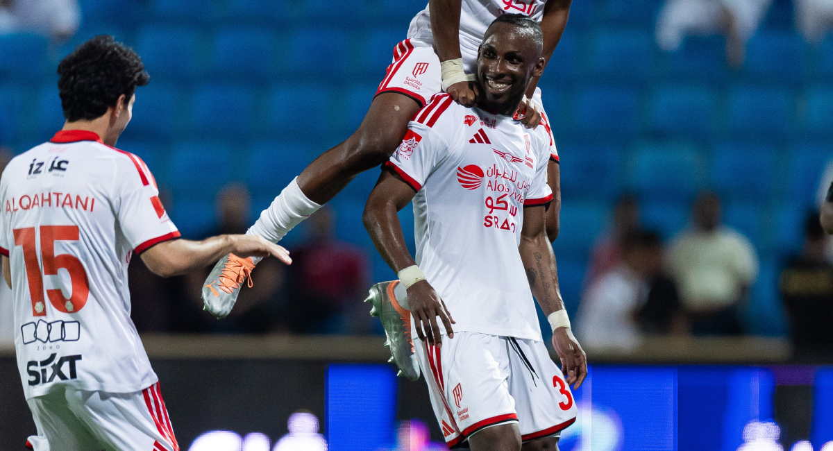 Julián Quiñones marcó a lo 'Panenka' y aportó con dos asistencias en la victoria del Al Qadsiah para tomar el liderato de la liga