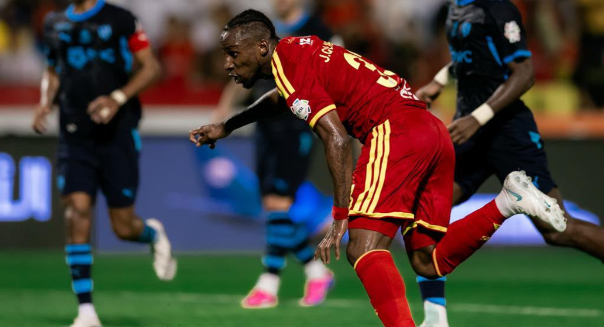 Julián Quiñones marcó su sexto gol de la temporada aunque no evitó la derrota del Al Qadsiyah en la Saudi Pro League