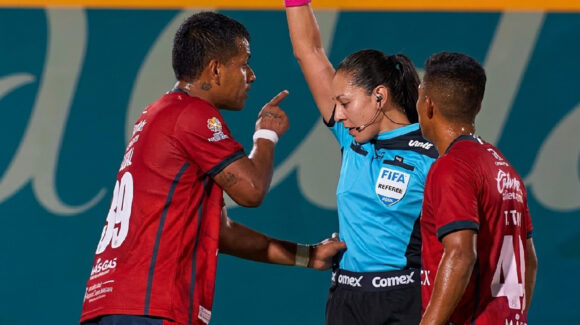 Julio Cruz podría recibir hasta un año de suspensión tras empujar a la árbitra en la Liga de Expansión